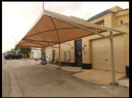 مظلة سيارات أمام منزل